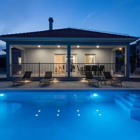 Pipich With Pool Villa Plano